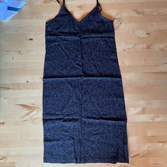 Women's Dress - Picture 4 of 9